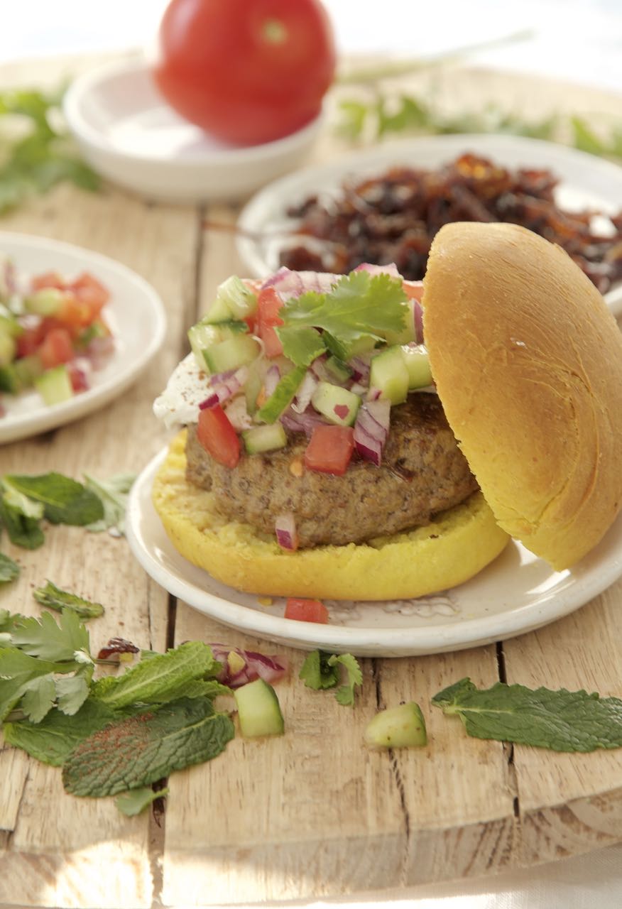 Saftiger Kabab Burger mit Röstzwiebeln, Feta und Tomaten-Gurken-Salsa ...
