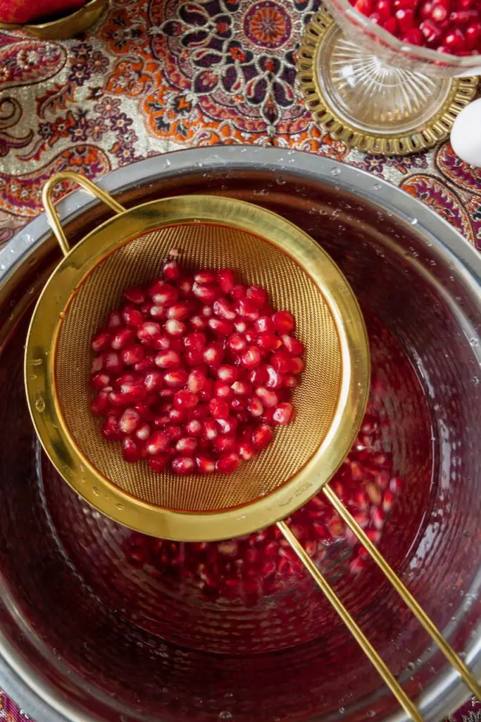 4 Easy Ways to Remove Pomegranate Seeds