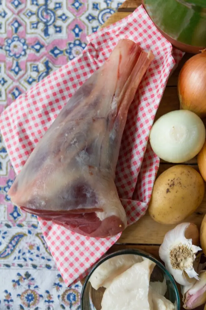 Dizi Sofali – Persian Lamb Stew in a Traditional Clay Pot