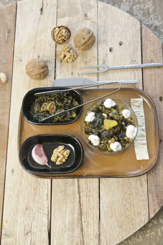 Zweierlei Mazeh - Kashk-e Bademjan Auberginen Dip und Pistazien-Feta-Dip