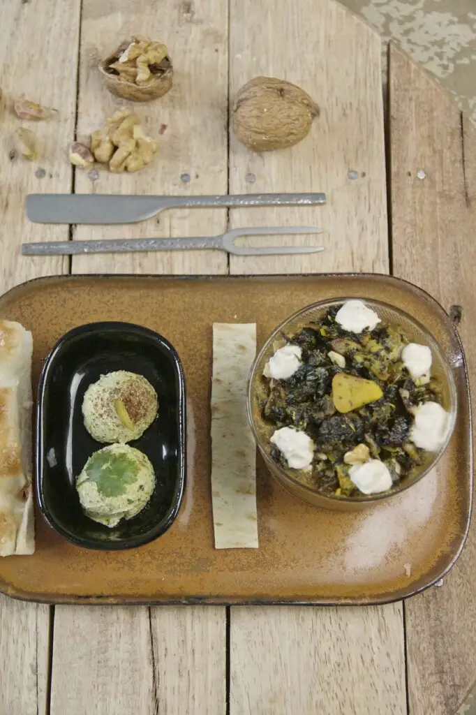 Zweierlei Mazeh - Kashk-e Bademjan Auberginen Dip und Pistazien-Feta-Dip