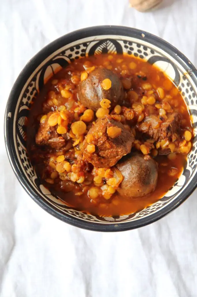 Khoresht-e Gheymeh - persisches Lammragout mit getrockneten Limetten und Spalterbsen