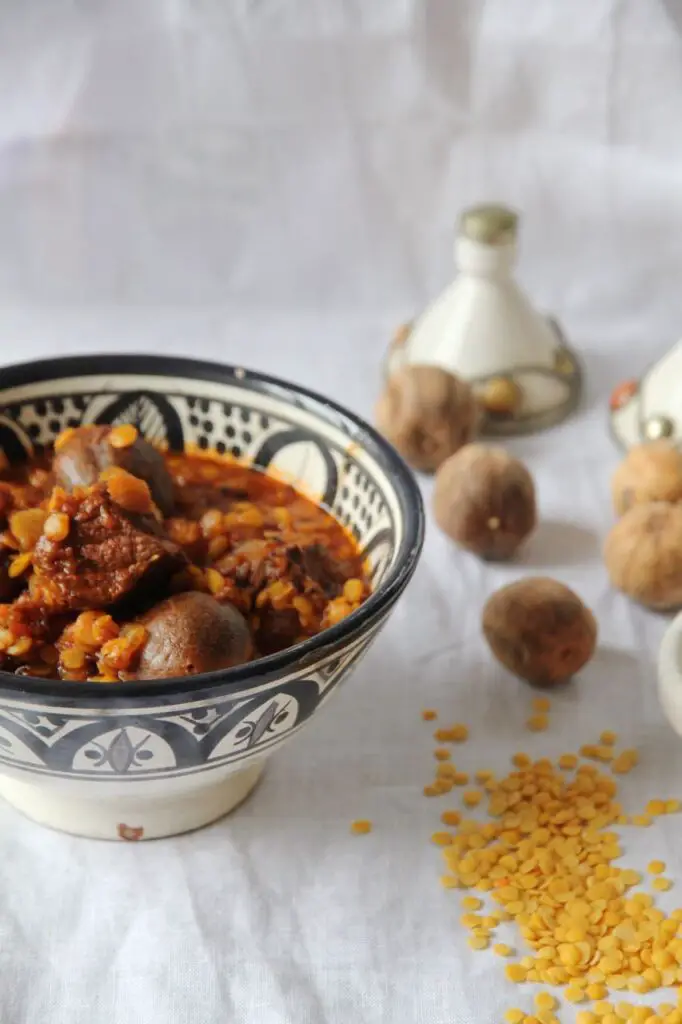 Khoresht-e Gheymeh - persisches Lammragout mit getrockneten Limetten und Spalterbsen