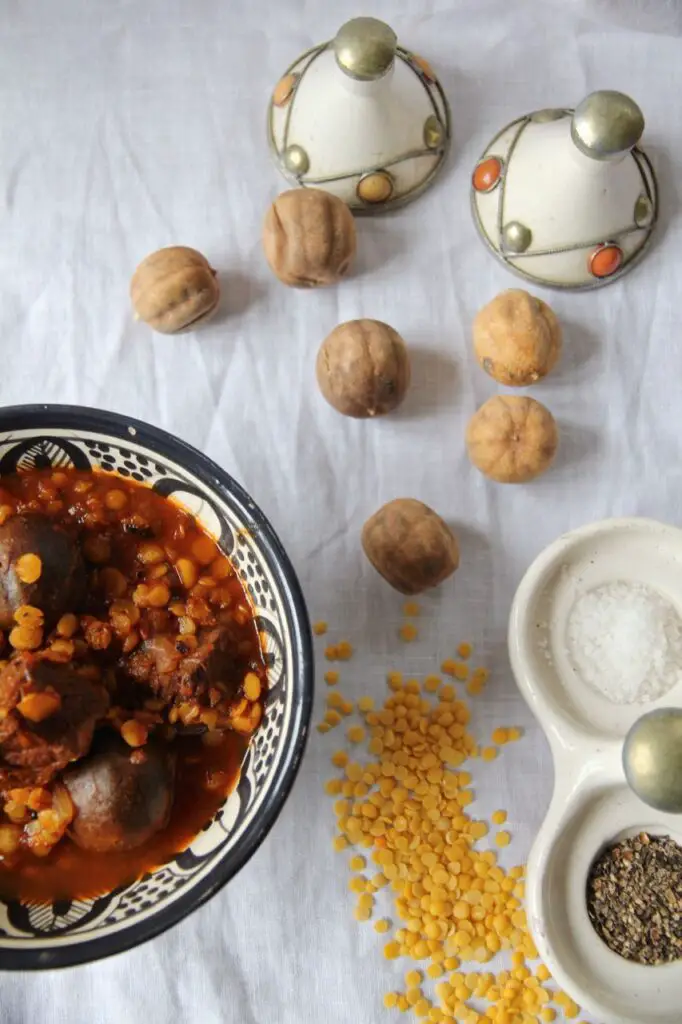 Khoresht-e Gheymeh - persisches Lammragout mit getrockneten Limetten und Spalterbsen