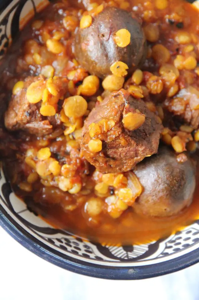 Khoresht-e Gheymeh - persisches Lammragout mit getrockneten Limetten und Spalterbsen