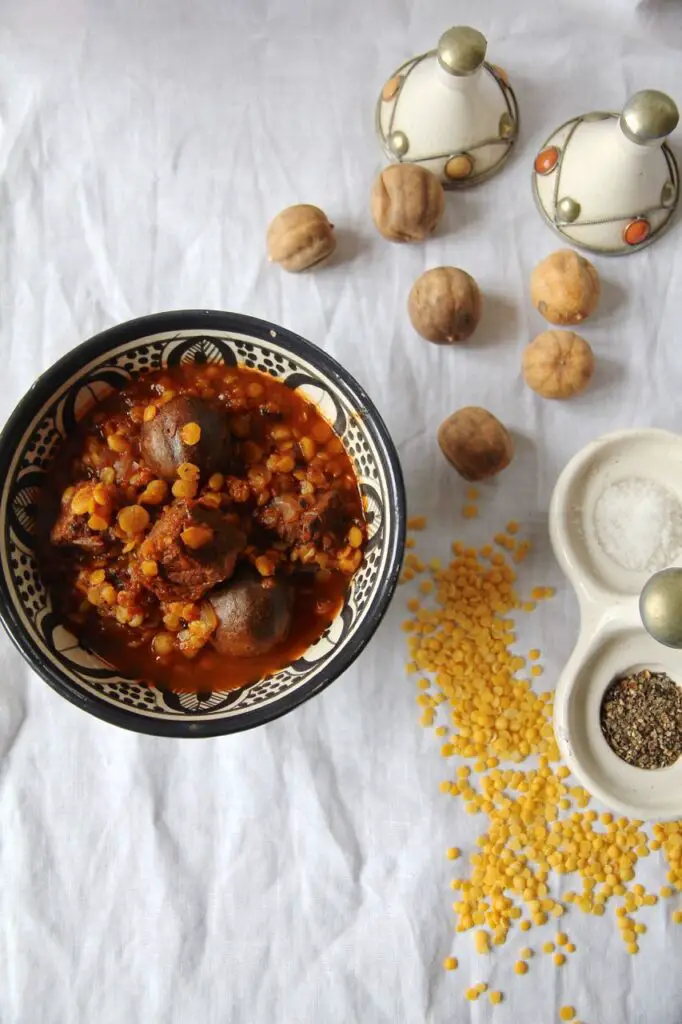 Khoresht-e Gheymeh - persisches Lammragout mit getrockneten Limetten und Spalterbsen