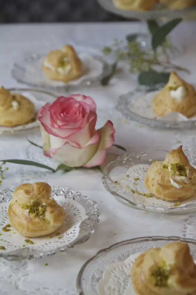 Noon-e Khame-i - persische Windbeutel mit Rosen-Pistazien-Sahne