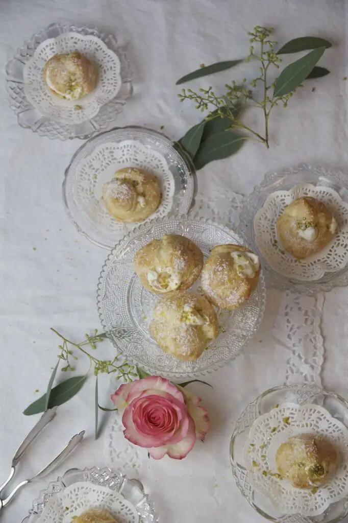 Noon-e Khame-i - persische Windbeutel mit Rosen-Pistazien-Sahne