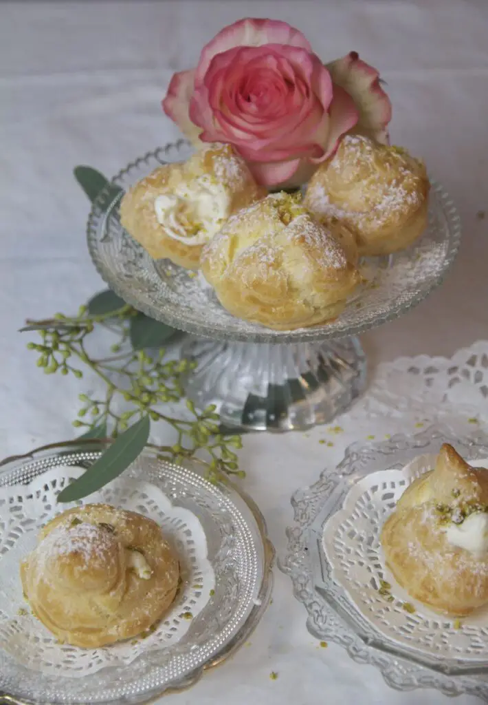 Noon-e Khame-i - persische Windbeutel mit Rosen-Pistazien-Sahne
