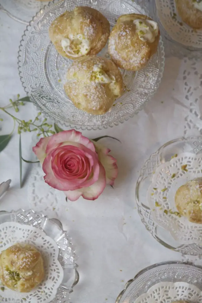 Noon-e Khame-i - persische Windbeutel mit Rosen-Pistazien-Sahne
