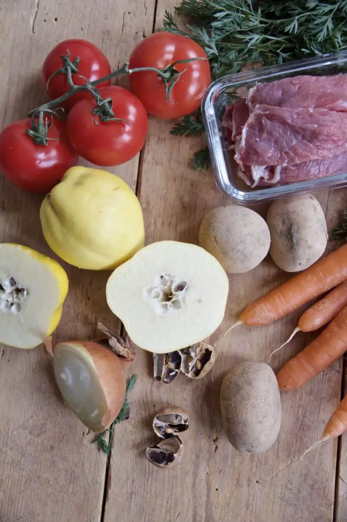 Tas Kabab-e Beh - Winterliches Roastbeef auf Wurzelgemüse und Quitten nach persischer Art