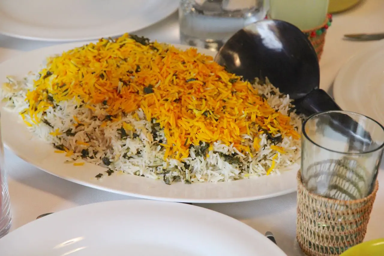 Sabzi Polo ba mahi - Persischer Kräuterreis mit Orangen gefüllte ...