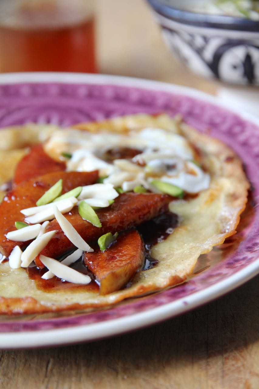 Crêpes mit karamellisierten Quitten und Gewürzjoghurt - Labsalliebe