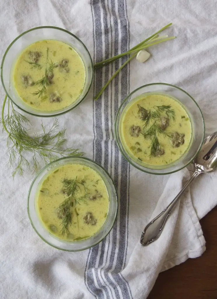 Ash-e Mast - persische Kräuter-Joghurtsuppe mit Kichererbsen und ...