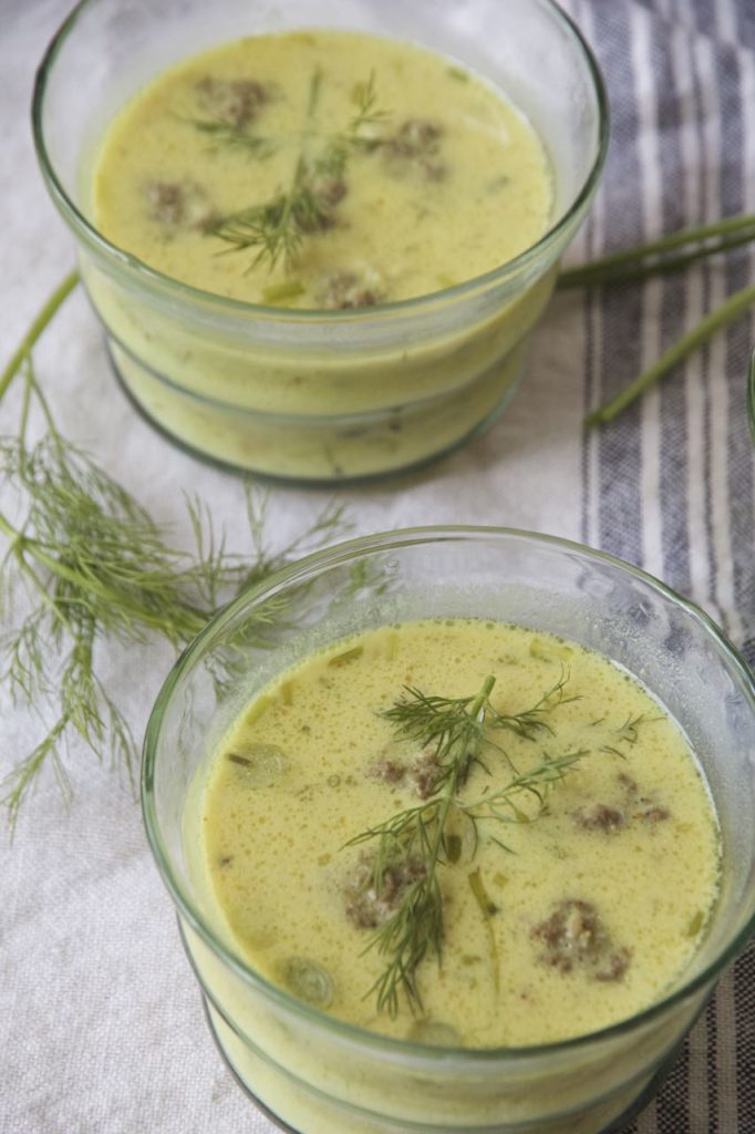 Ash-e Mast - persische Kräuter-Joghurtsuppe mit Kichererbsen und ...