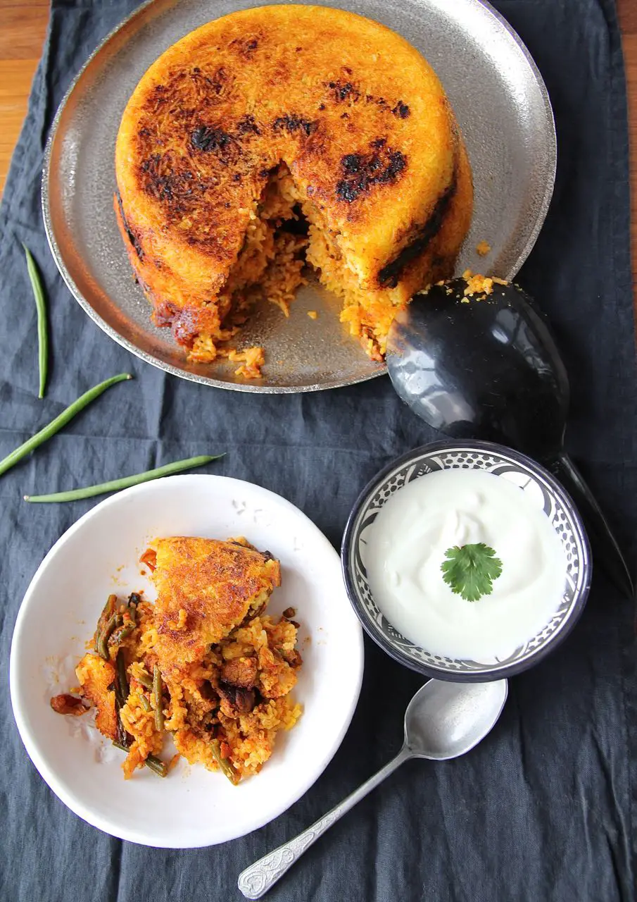 Estamboli Polo – persischer Reiskuchen mit Lammfleisch und grüne Bohnen