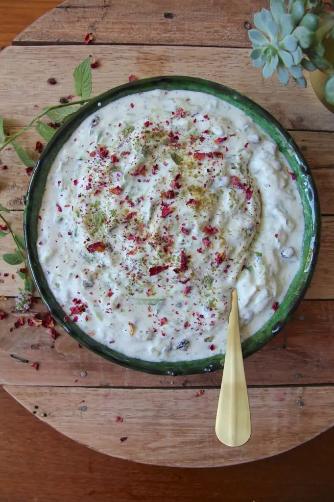 Mast-o Khiyar - persischer Joghurt-Dip mit Gurken und Sultaninen Labsalliebe