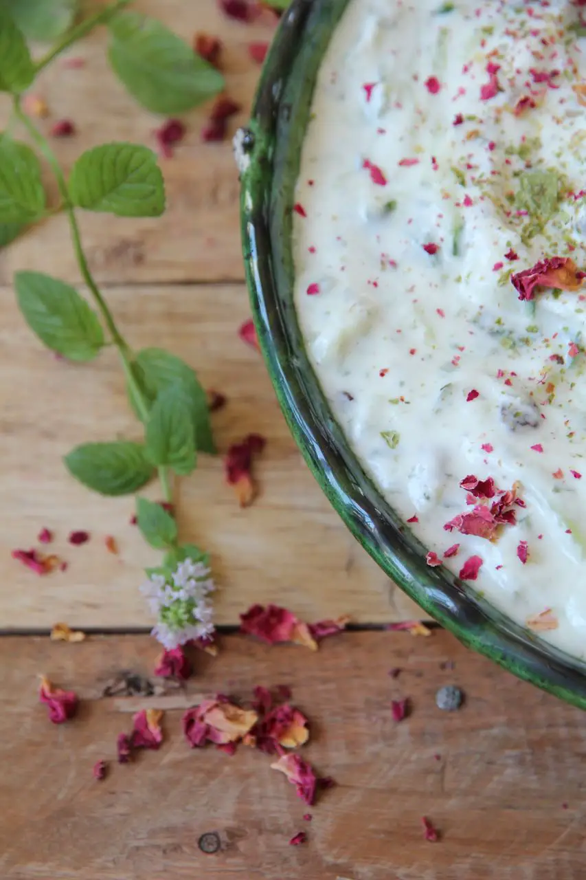Mast-o Khiyar - persischer Joghurt-Dip mit Gurken und Sultaninen ...