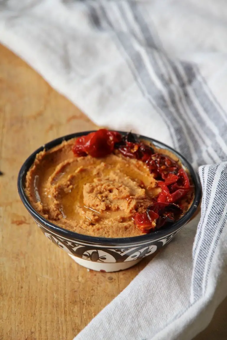 Naan-Pizza mit ofengeröstetem Tomaten-Hummus, Lammhackfleisch und ...