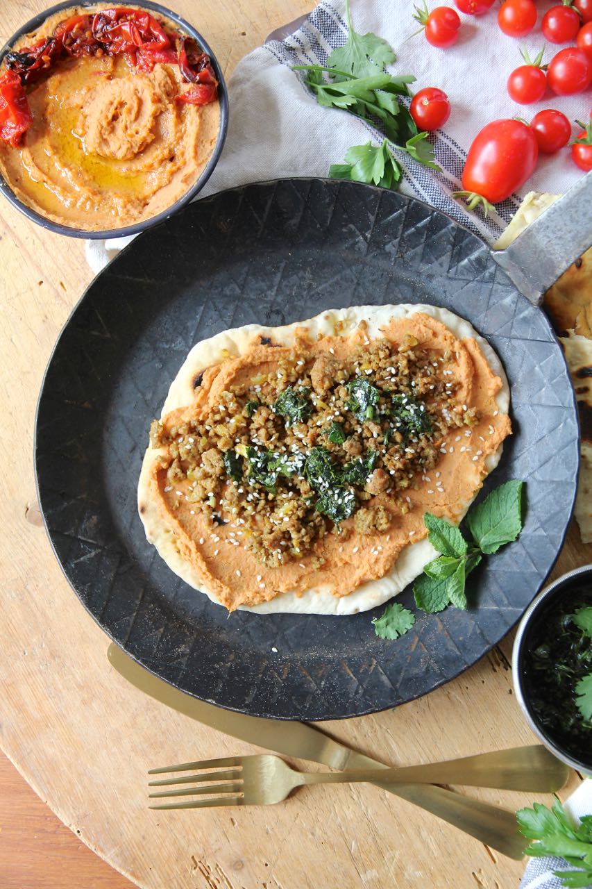 Naan-Pizza mit ofengeröstetem Tomaten-Hummus, Lammhackfleisch und ...