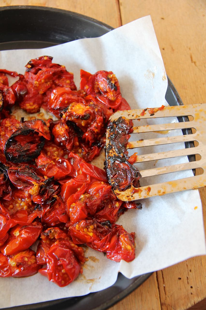 Naan-Pizza mit ofengeröstetem Tomaten-Hummus, Lammhackfleisch und ...