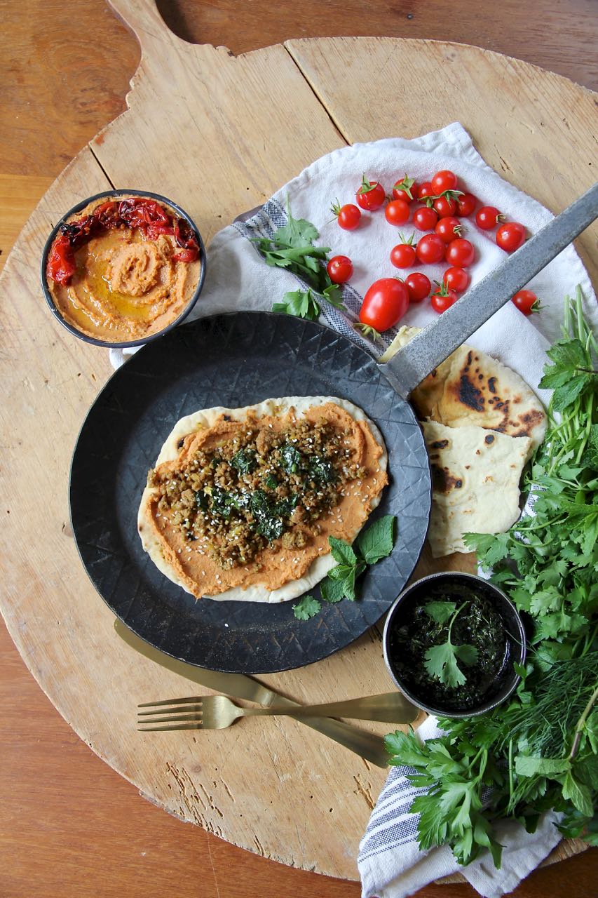 Naan-Pizza mit ofengeröstetem Tomaten-Hummus, Lammhackfleisch und ...