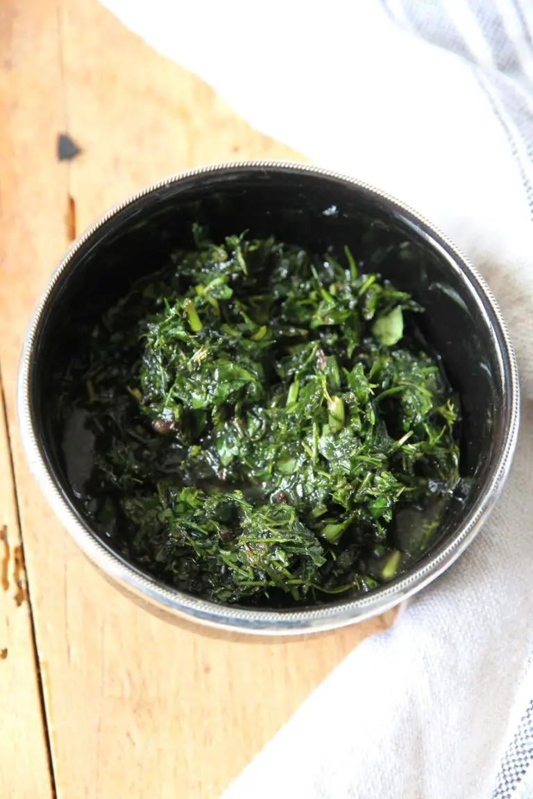 Naan-Pizza mit ofengeröstetem Tomaten-Hummus, Lammhackfleisch und ...