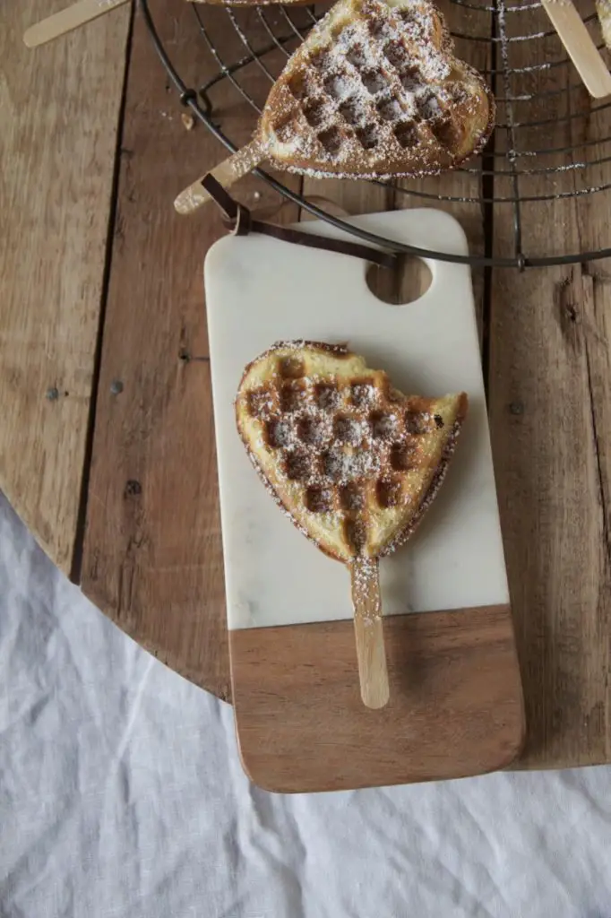 Glutenfreie Herzwaffeln am Stiel mit Rosenwasser - Labsalliebe