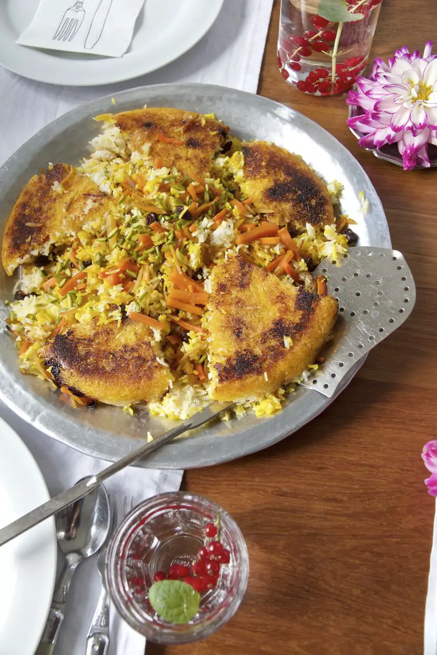 Shirin Polo ba Morgh - Basmati-Reis mit karamellisierten Pomeranzen und in Safran geschmorte Hühnerkeulen