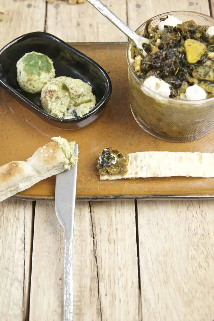 Zweierlei Mazeh - Kashk-e Bademjan Auberginen Dip und Pistazien-Feta-Dip