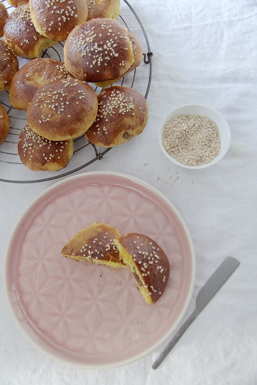 KOMAJ - Safran Hefebrötchen mit Dattel-Walnuss-Füllung - Labsalliebe