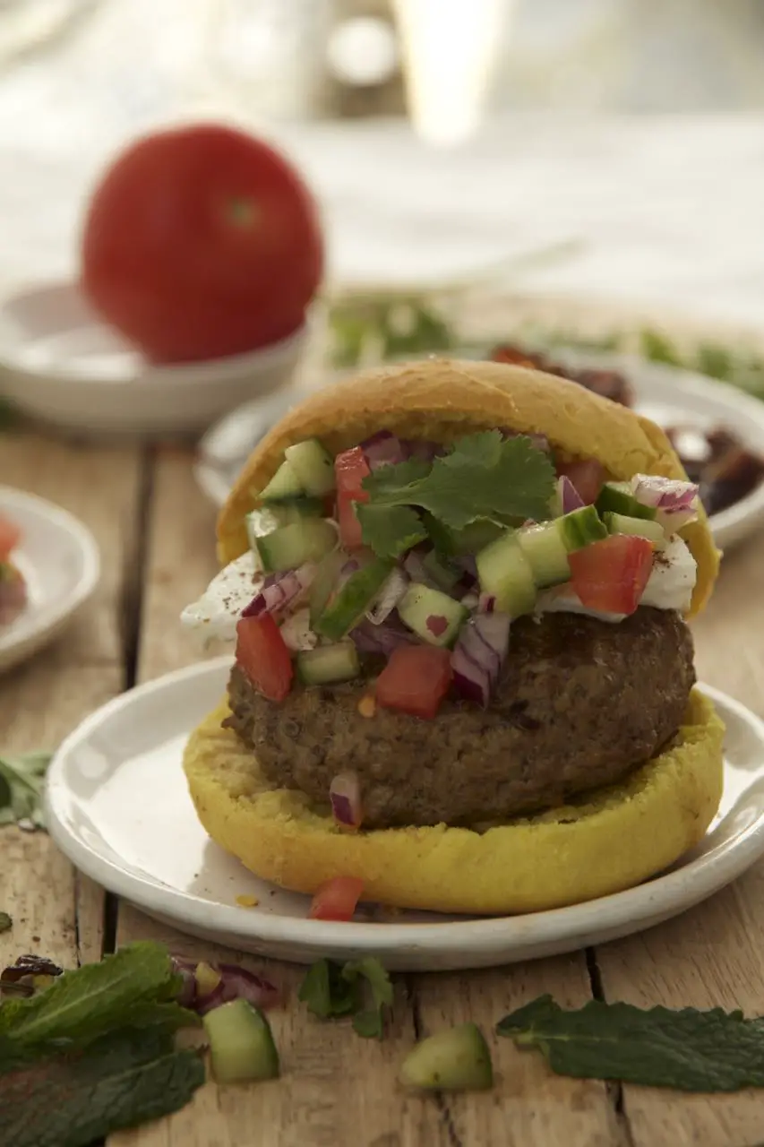 Saftiger Kabab Burger mit Röstzwiebeln, Feta und Tomaten-Gurken-Salsa