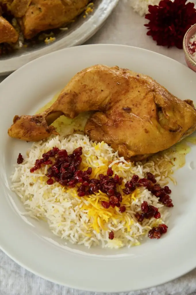 Zereshk Polo ba Morgh - In Safran geschmorte Hühnerkeulen auf Berberitzen-Reis