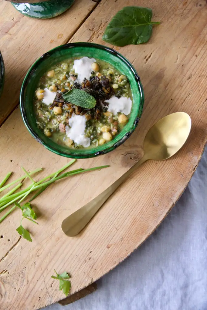 Ash-e Shole Ghalamkar - Persische Bettlersuppe mit Hülsenfrüchte und ...