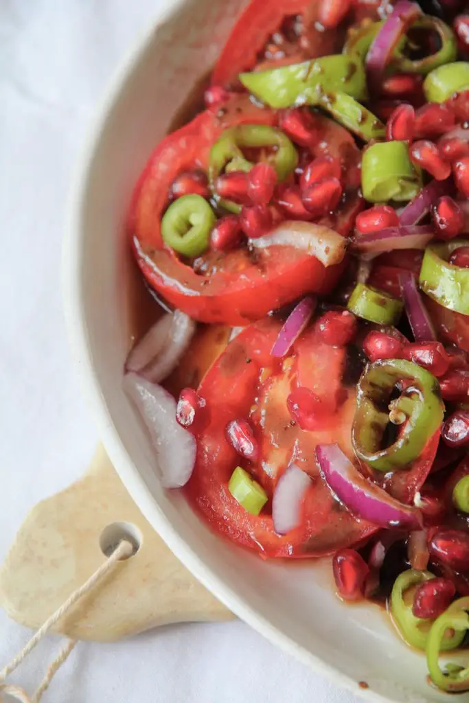 Tomaten-Paprika-Salat mit Granatapfelkerne - Labsalliebe Tomaten-Paprika-Salat mit Granatapfelkerne - Labsalliebe