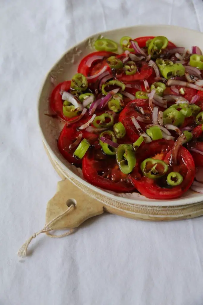 Tomaten-Paprika-Salat mit Granatapfelkerne