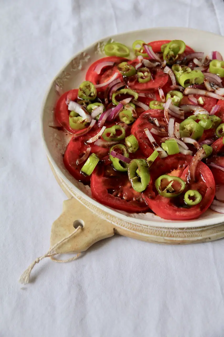 Tomaten-Paprika-Salat mit Granatapfelkerne