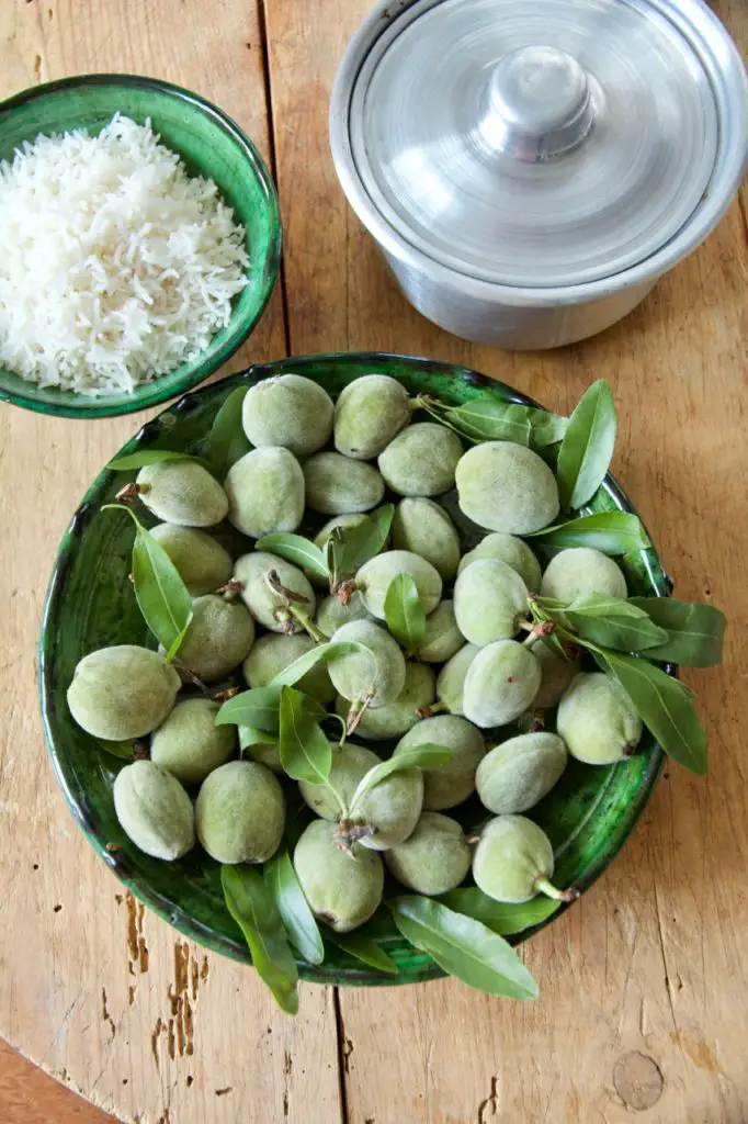 Khoresht-e Chaghale Badoom - Rindergulasch mit grünen Mandeln in Verjus ...
