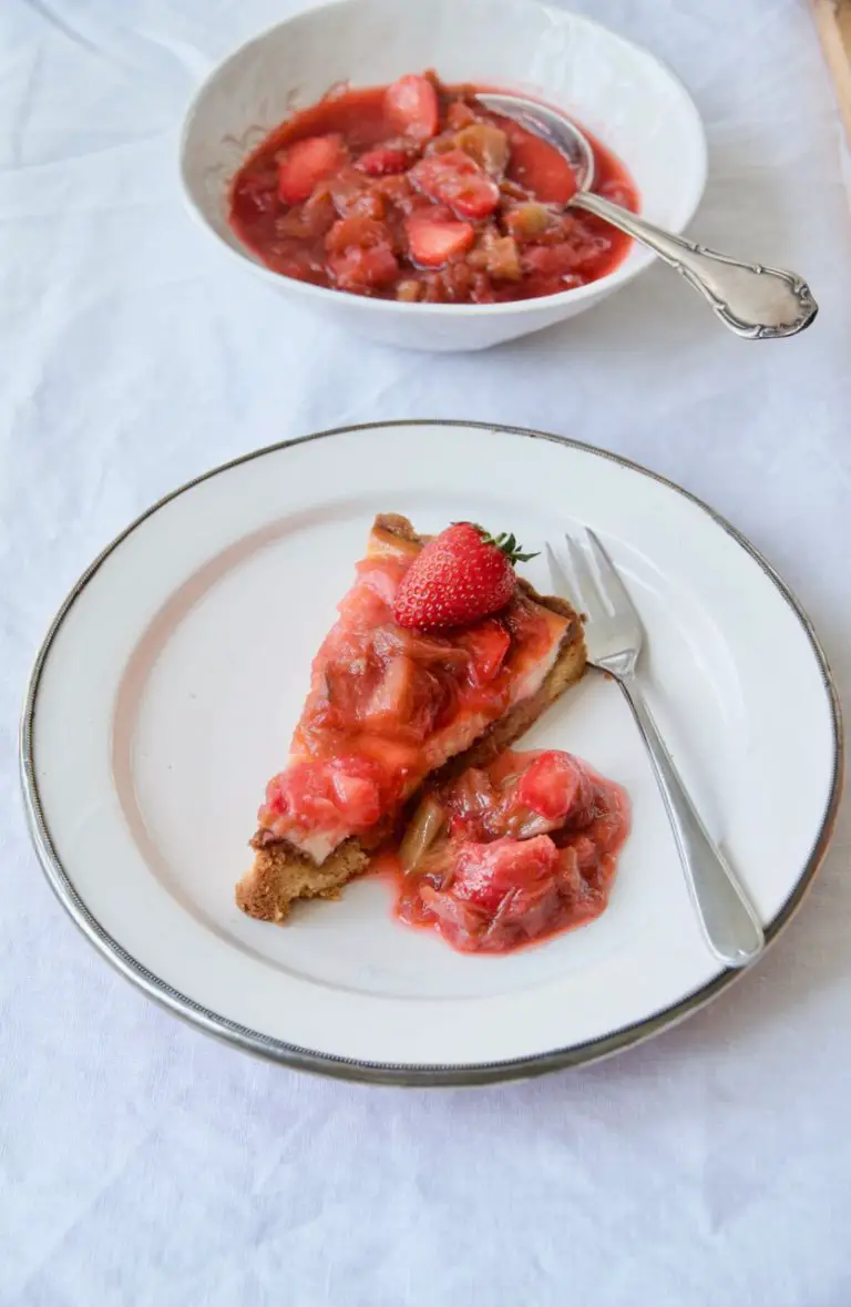 Labneh Cheese Cake mit Rhabarber-Erdbeer-Kompott - Labsalliebe