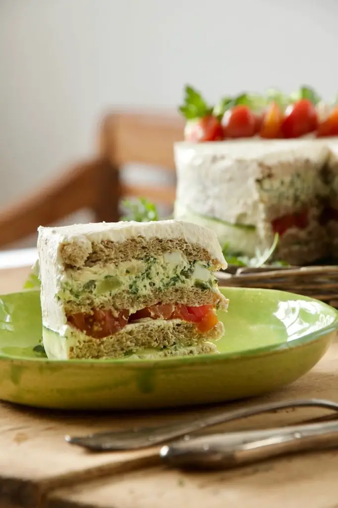 Cake Morgh - Sandwich-Torte mit Hühnchenaufstrich für deine WM-Party