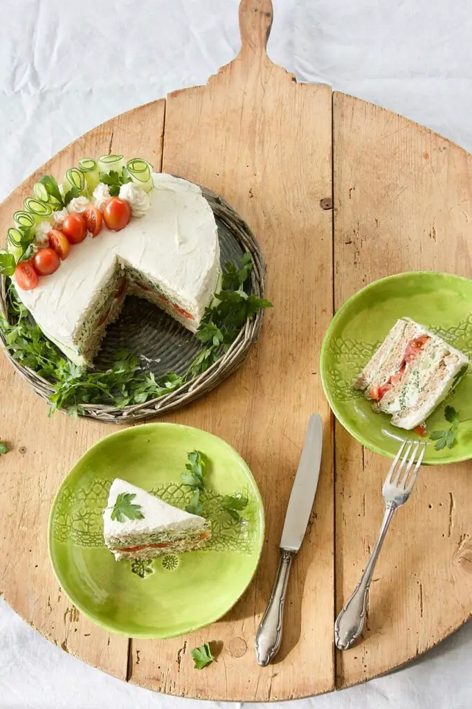 Cake Morgh - Sandwich-Torte mit Hühnchenaufstrich für deine WM-Party