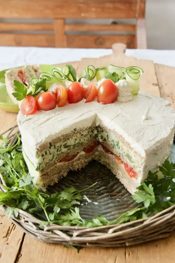 Cake Morgh - Sandwich-Torte mit Hühnchenaufstrich für deine WM-Party
