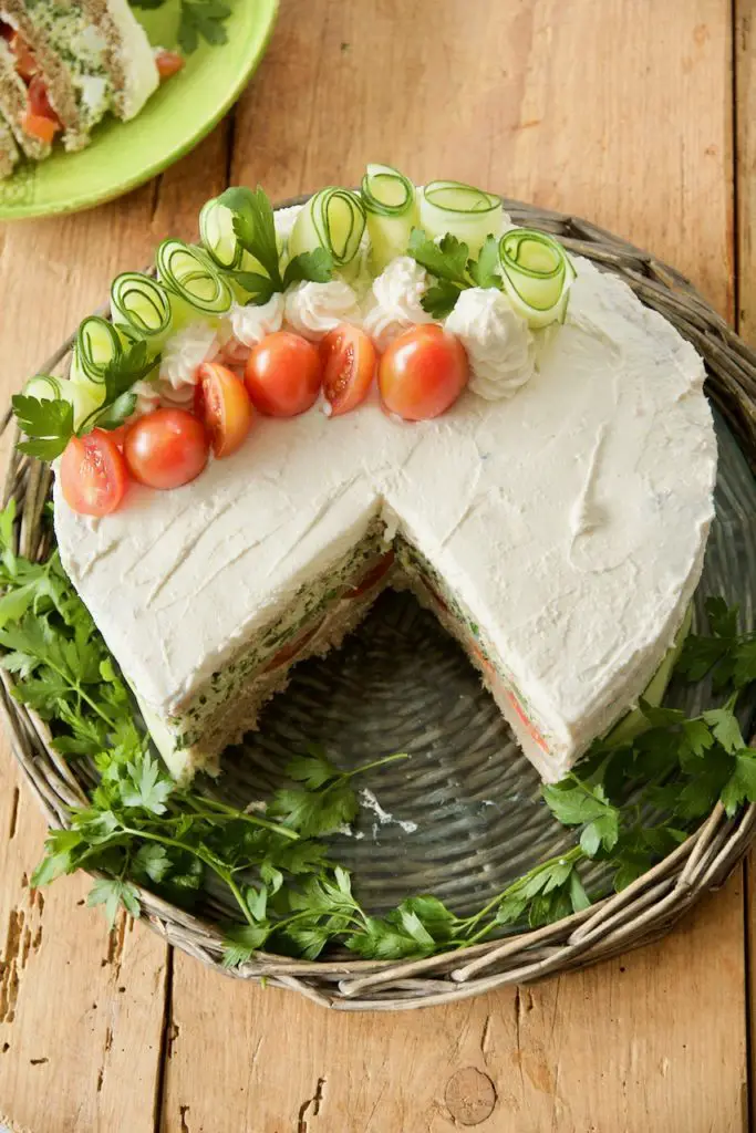 Cake Morgh - Sandwich-Torte mit Hühnchenaufstrich für deine WM-Party