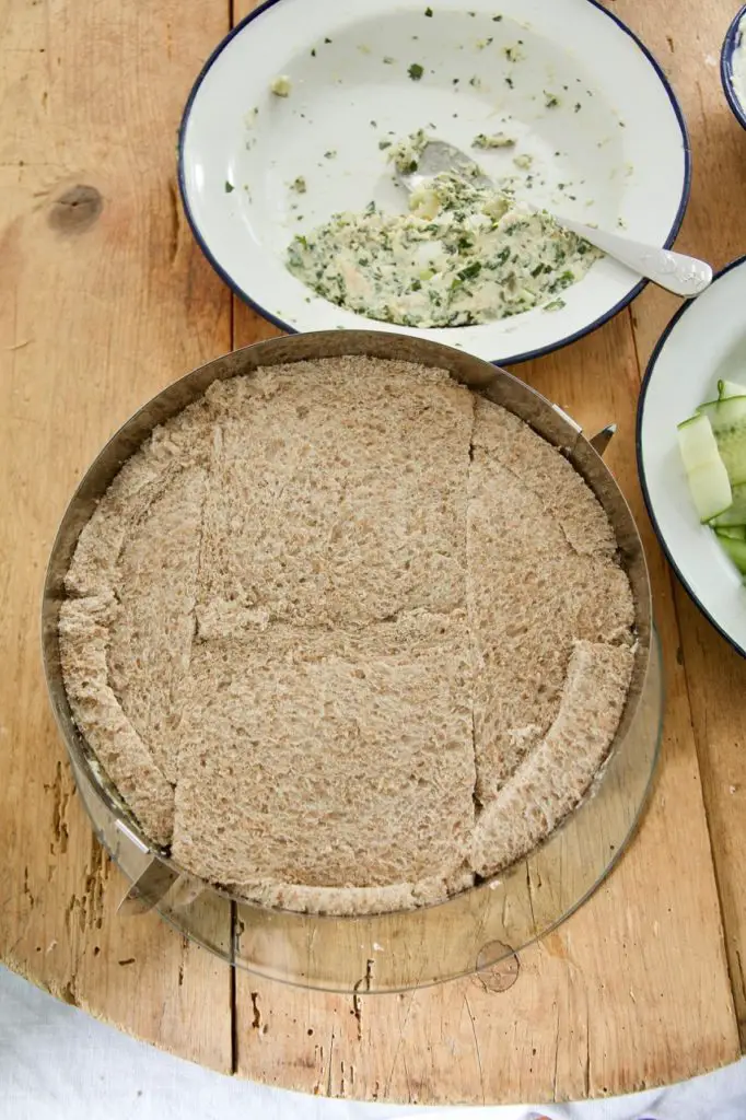Cake Morgh - Sandwich-Torte mit Hühnchenaufstrich für deine WM-Party