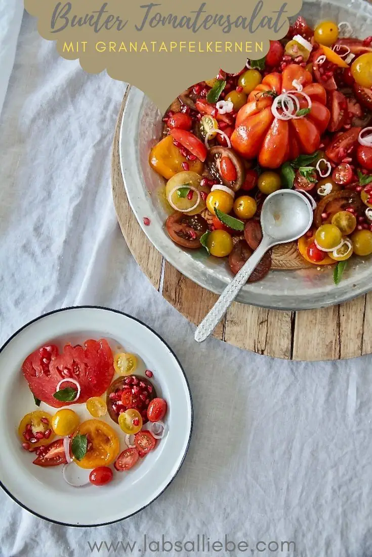 Bunter Tomatensalat mit Granatapfelkerne