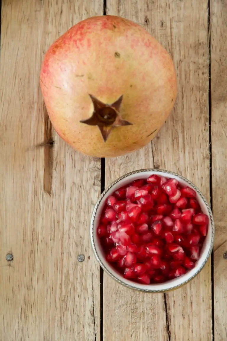 Bunter Tomatensalat mit Granatapfelkernen - Labsalliebe