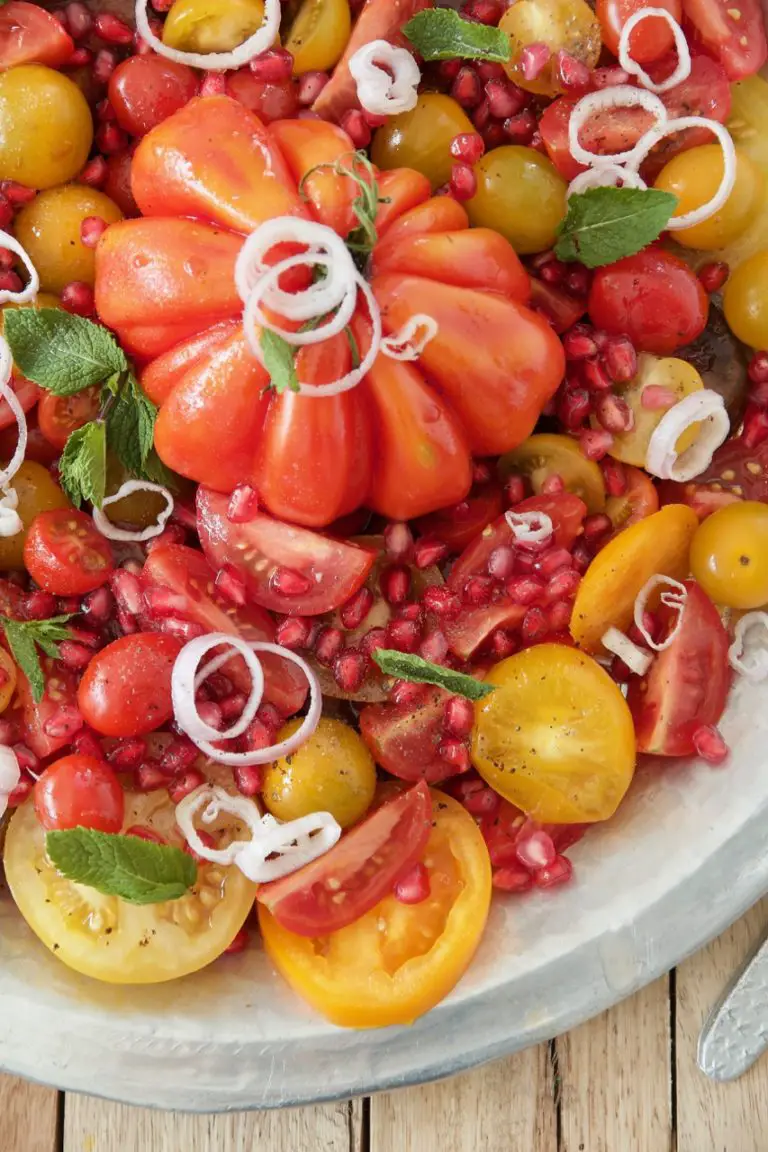 Bunter Tomatensalat mit Granatapfelkernen - Labsalliebe