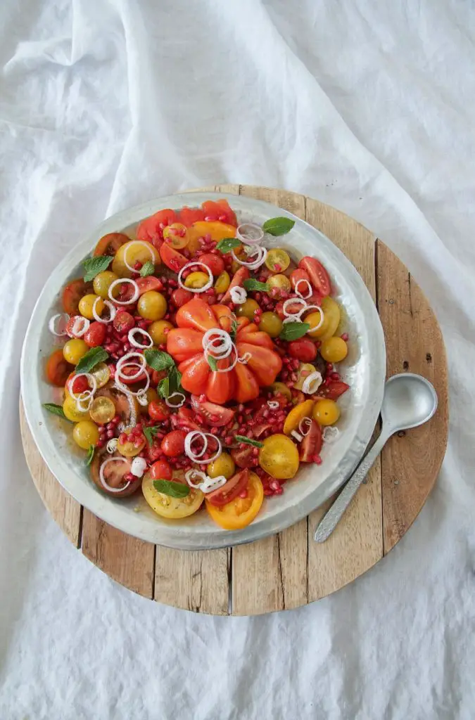 Bunter Tomatensalat mit Granatapfelkernen - Labsalliebe