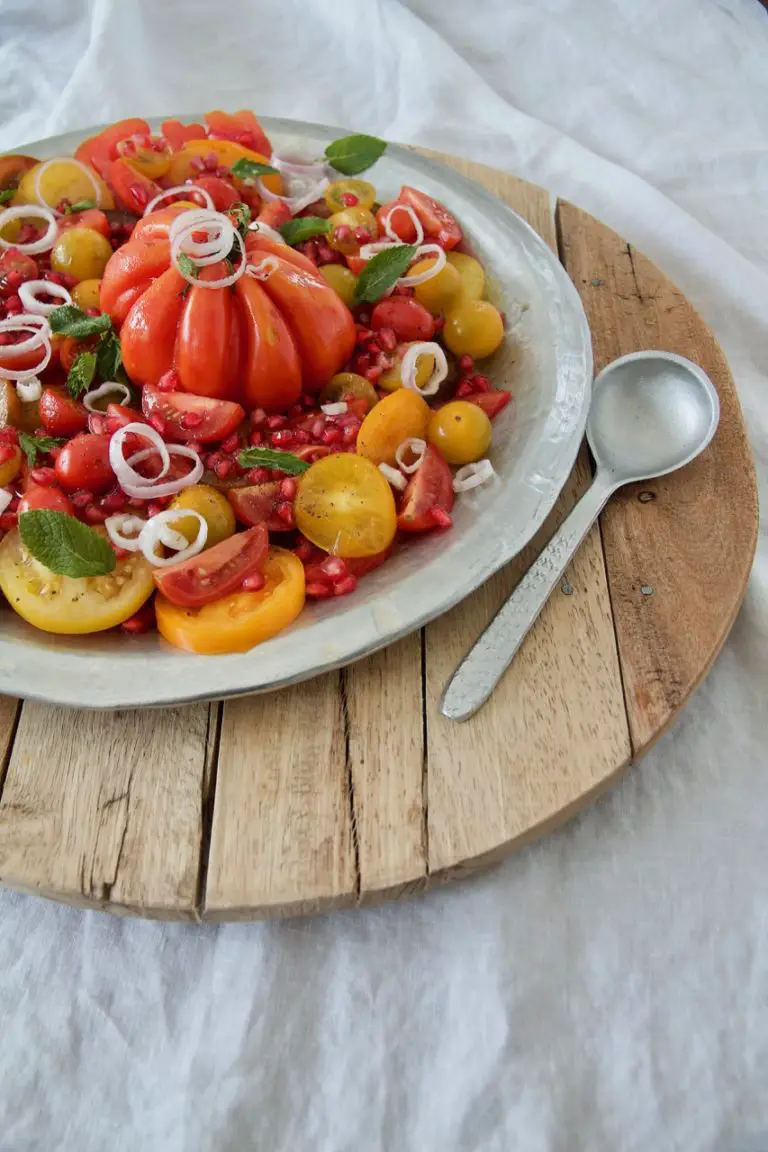 Bunter Tomatensalat mit Granatapfelkernen - Labsalliebe