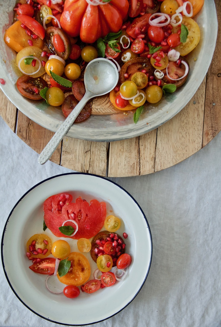 Bunter Tomatensalat mit Granatapfelkernen - Labsalliebe